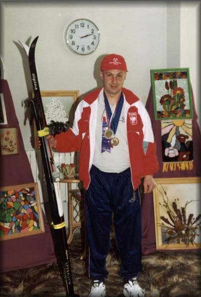Roman Chmieliski ze swoim sprztem narciarskim.